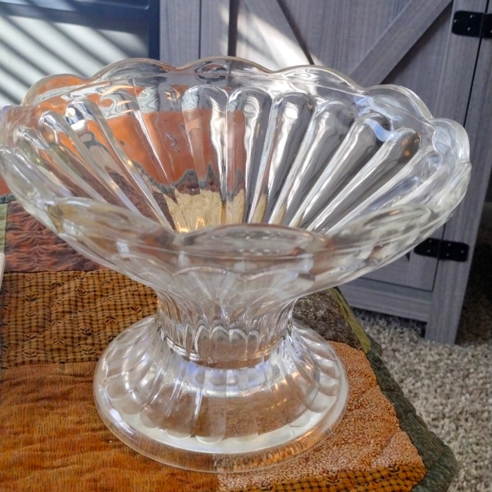 🌺 Vintage fluted glass bowl gorgeous